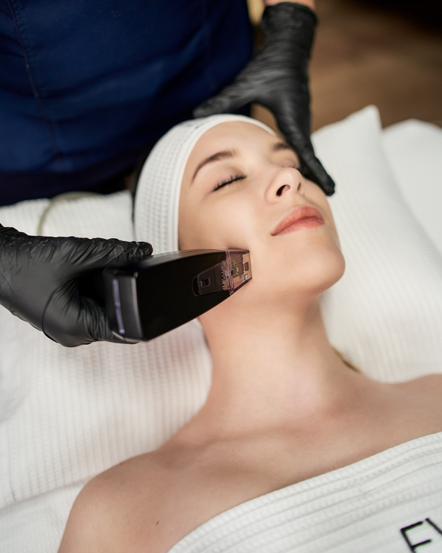 Une professionnelle en soins esthétique de la clinique Belladerma Dix30 située à Brossard, effectuant un traitement de Morpheus sur une patiente 