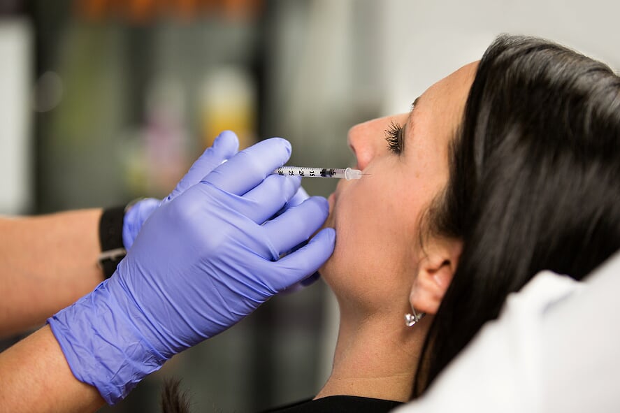 Une professionnelle en soins esthétique de la clinique Belladerma Dix30 située à Brossard, effectuant une injection de botox sur une patiente 